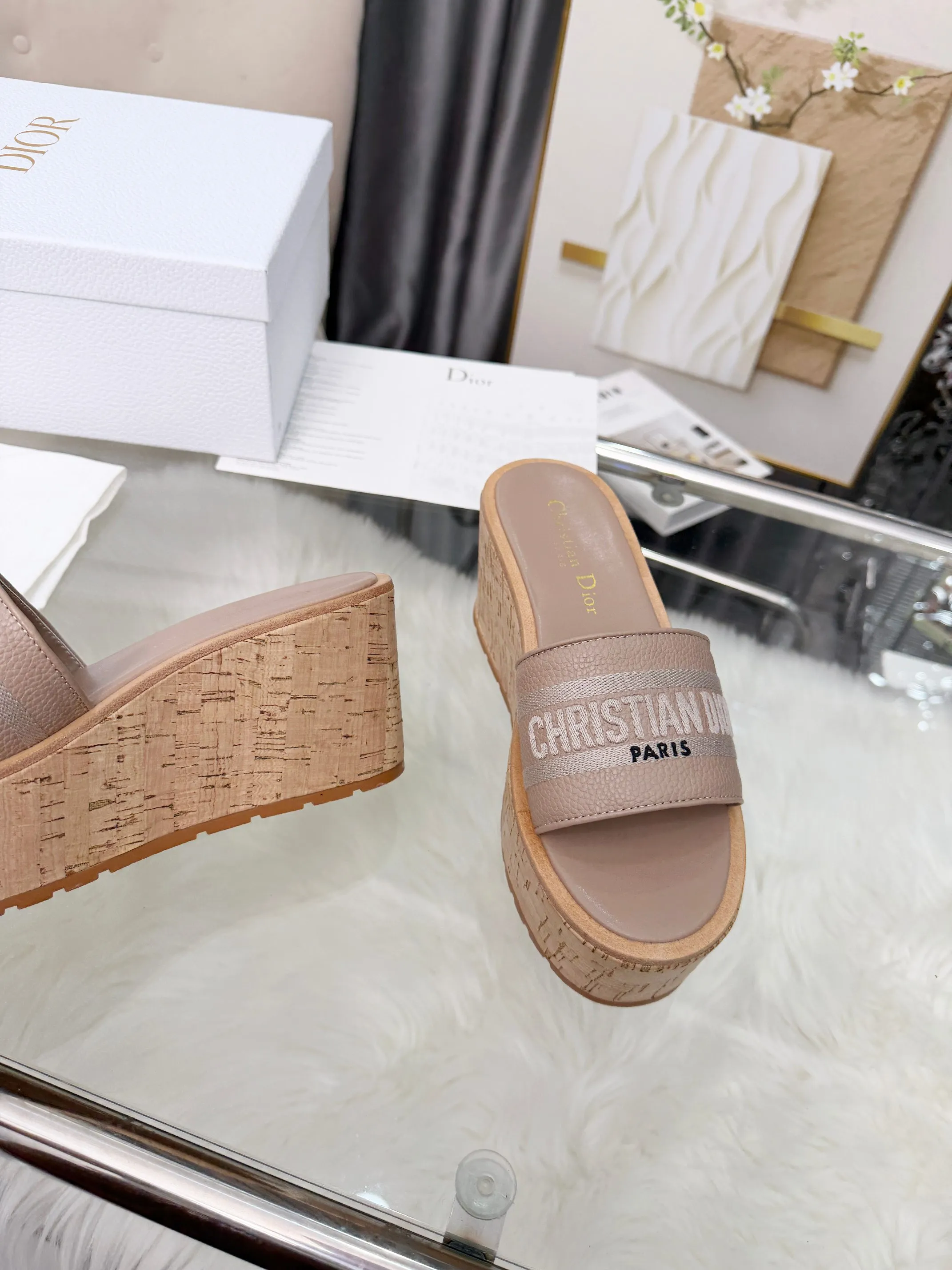 👟👟Ex-factory price 440👟👟 Dior Dior〰️Dway thick-soled wedge sandals✔️This thick-soled sandal is fashionable, casual and highly recognizable. The inspiration is cleverly combined by D's main designer into the perfect shoe shape. Paired with brand buckles, it is even more fashionable! Original version, perfect and exquisite workmanship!  Upper: pebbled leather + electric show code number; 35-39 (40-41 customized)